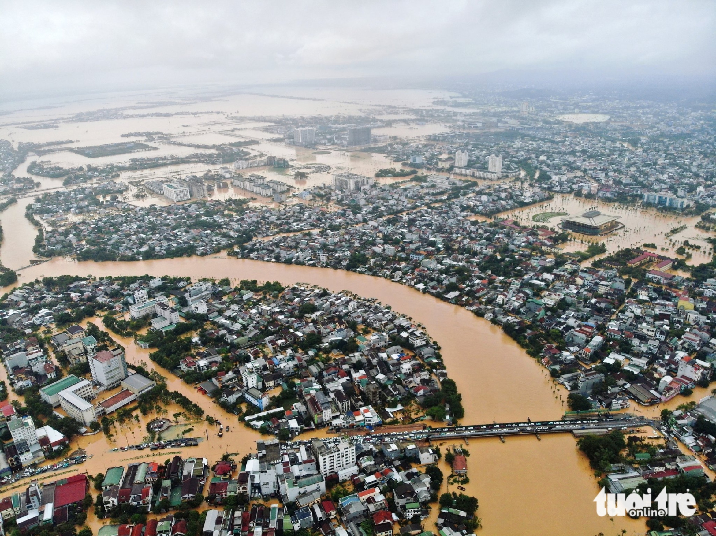 洪水退去但顺化皇城多处仍淹没超过1米